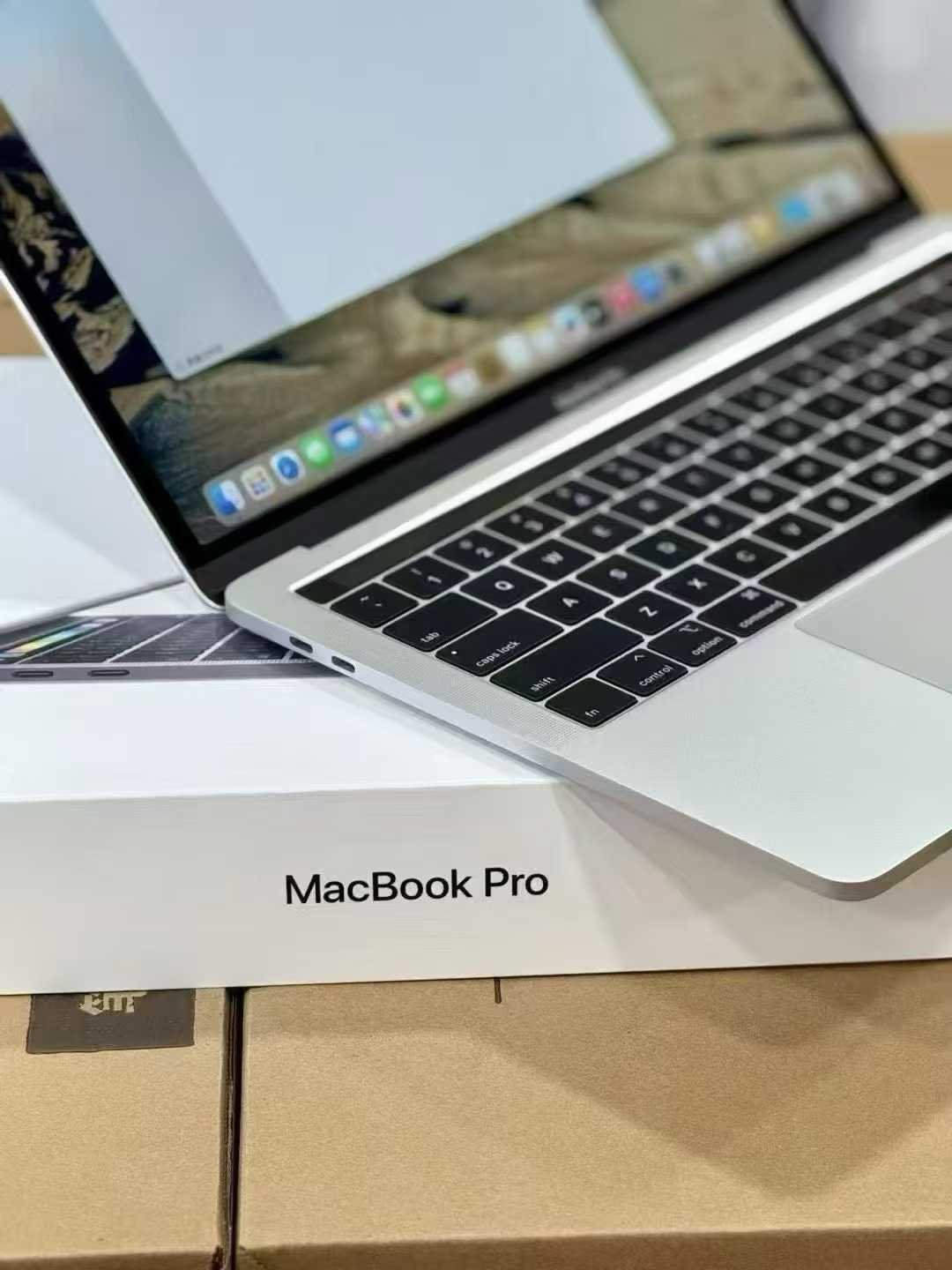 2017-2018 MacBook Pro Retina TOUCH BAR Image 2
