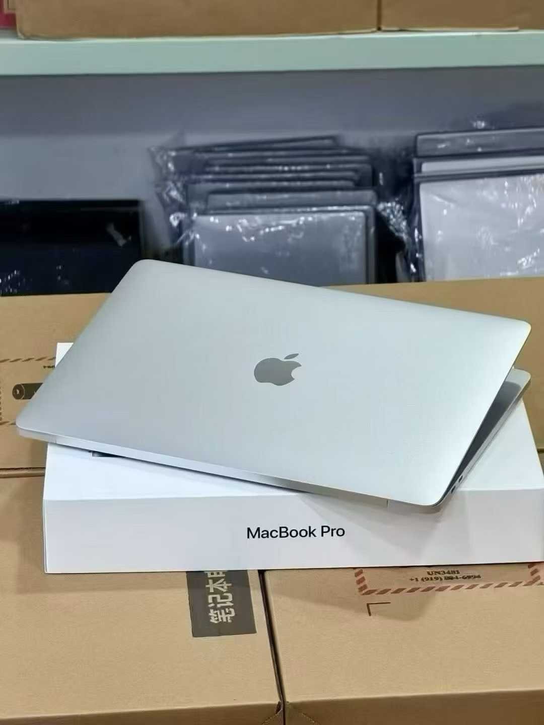 2017-2018 MacBook Pro Retina TOUCH BAR Image 3